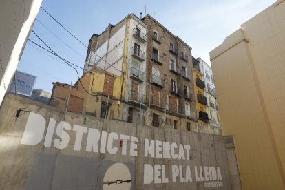 Los edificios de la calle Companyía que el ayuntamiento quiere derribar.