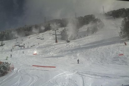 Los cañones de nieve en las pistas de Baqueira-Beret funcionando a pleno rendimiento.