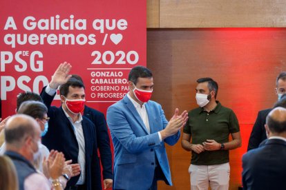 El presidente Pedro Sánchez acompañado de Gonzalo Caballero ayer en un acto en A Coruña.