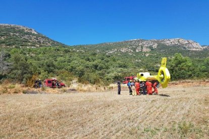 Imatge del rescat del motorista ferit ahir en una pista forestal de Peramola.