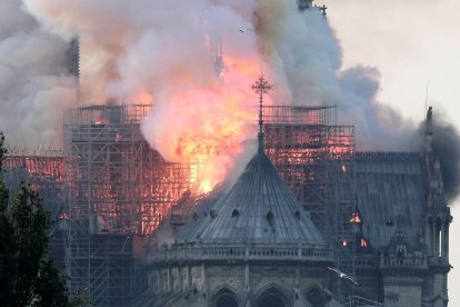 La catedral, joia del gòtic francès, va quedar devastada pel foc.