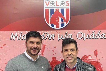 Alberto Gallego, a la dreta, durant la presentació com a nou entrenador del Volos NFC.