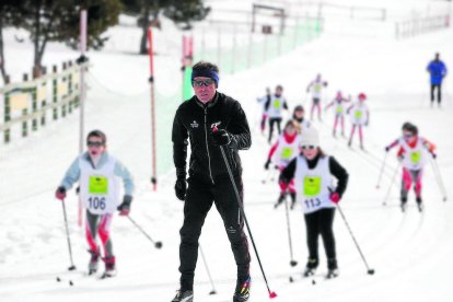 Josep Giró enseñando la práctica del esquí de fondo a un grupo de niños en Andorra. 