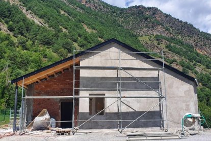 Las obras del velatorio que se abrirá en Llavorsí. 