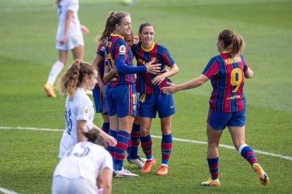 Les jugadores del Barça celebren un dels quatre gols que van marcar a Valdebebas.