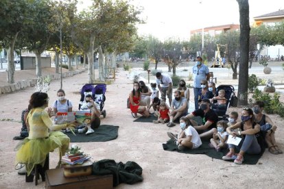 Els més petits es van divertir de valent amb les diferents propostes del parc, com aquest contacontes.