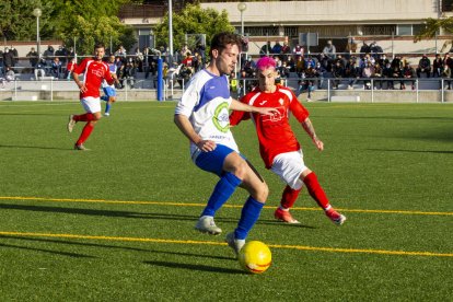 Un jugador del Ponts rep la pilota davant la pressió d’un jugador rival.