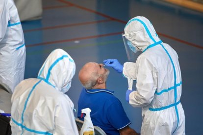 Sanitarios realizan una prueba de detección del virus a un hombre en Barcelona.