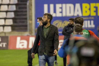 Molo observa el joc durant el partit davant del Cornellà.