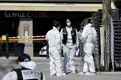 Agentes de la policía científica en el lugar del ataque.