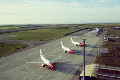 Los ocho aviones de Norwegian e Icelandair que están estacionados en el parking del aeropuerto. 