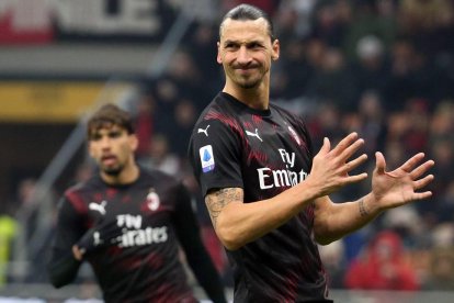 Ibrahimovic se lamenta ayer durante el partido con el Milan.