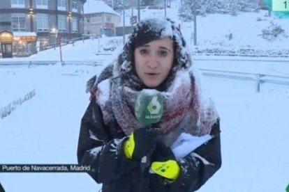 Una reportera en plena acción.