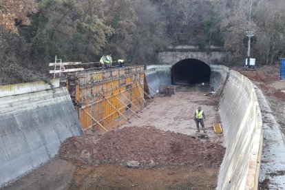 Les obres que es porten a terme al Canal Principal de l’Urgell al seu pas per Artesa de Segre.