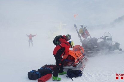 Efectivos del GRAE de Bomberos, ayer en el rescate del pistero accidentado en Port del Comte. 