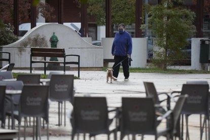 Una terraza vacía en el centro de Pamplona, ayer, primera jornada de restricciones en la región foral.