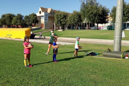 Arriba, entrenamiento con grupos reducidos y toma de temperatura. Abajo, firma de declaración de responsabilidad y técnicos del staff.