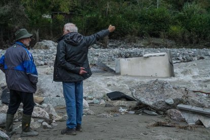 Dos persones observen les destrosses causades per l’aigua, a Itàlia.