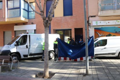 El moment de la retirada dels cossos de la dona i la petita del seu domicili.