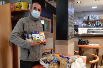 Pérez mostra un dels lots d’aliments que té preparats.