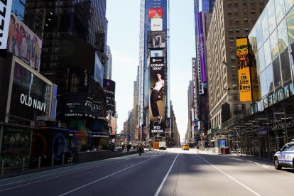 Esta imagen de Times Square se repite estos días en una Nueva York en la que los casos de coronavirus se multiplican y que se ha convertido en el epicentro de la pandemia en Estados Unidos.