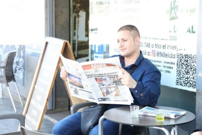 Un lector de SEGRE en una terraza.