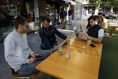 Leer la prensa en bares y terrazas es una tradición arraigada que se tratará de fomentar.