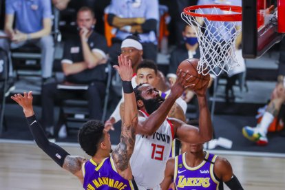 James Harden va ser decisiu en el duel amb els Lakers.