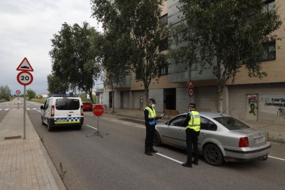 Un control de la Guàrdia Urbana al barri de Balàfia.