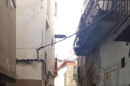 La calle del Forn, precintada debido a las casas en ruinas.