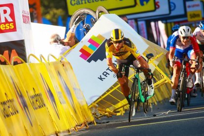 Jakobsen choca tras ser empujado por Groenewegen, de amarillo.