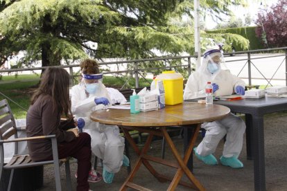 Imatge d’arxiu d’un test serològic en una residència de Lleida.