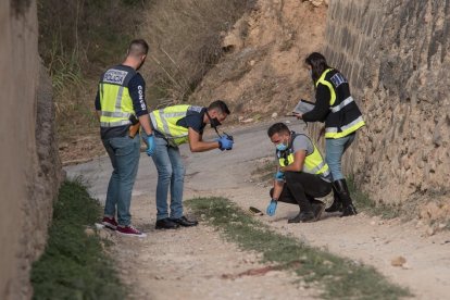 La Policía recabando pruebas en el lugar de los hechos.