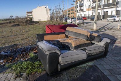 Imatge dels dos sofàs a l’avinguda Lluís Companys de Guissona.