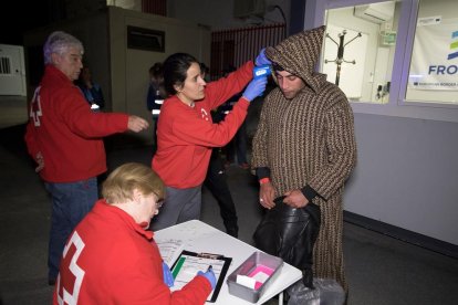 La cruz roja comprobando el estado de salud de uno de los hombres llegados a Granada.