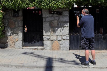 Un periodista pren imatges de la casa de la víctima.