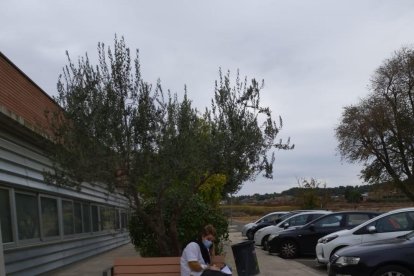 Una trabajadora del CAP atendiendo a un usuario en la calle.