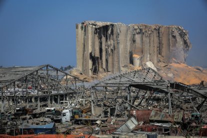 Imagen de la zona portuaria de Beirut devastada por las explosiones.