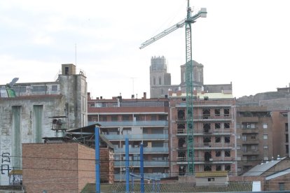 Imatge d’arxiu d’un edifici d’habitatges en construcció a Lleida ciutat.