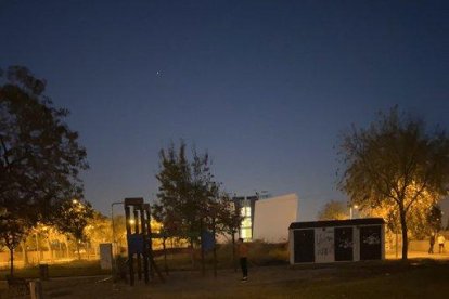 El parque a oscuras se encuentra en la calle del Murri de Ciutat Jardí.