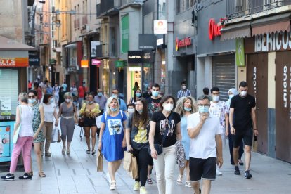 El confinamiento de la comarca provocó que ayer hubiera pocos comercios y clientes en el Eix. 