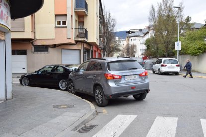 Dos vehicles estacionats en una intersecció pintada de groc com a senyal de prohibició.