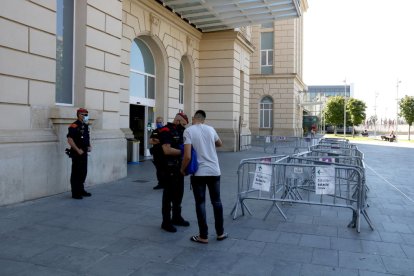 Control de los Mossos d’Esquadra en la estación de trenes de Lleida.