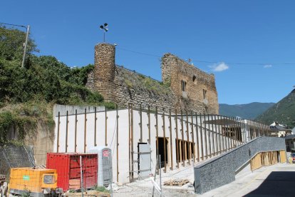 Les obres de l’exterior de la biblioteca de Sort respecten l’entorn del castell de la capital.