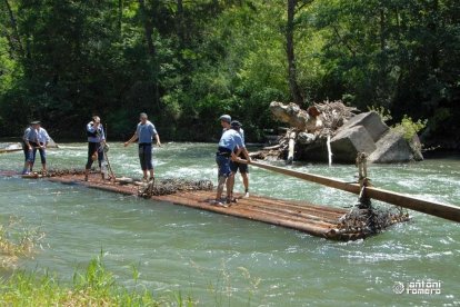 Los ‘raiers’ bajando ayer el río Noguera Pallaresa, una tradición que revive este antiguo oficio. 