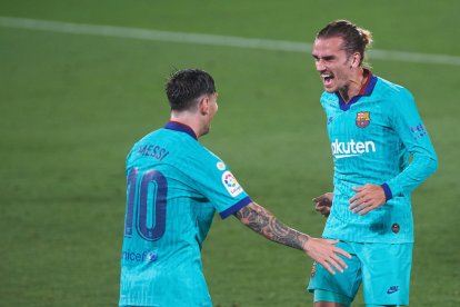 Messi felicita Griezmann, eufòric després de marcar un gran gol de vaselina.