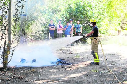 Imatge del foc de matolls ahir a la Mariola.