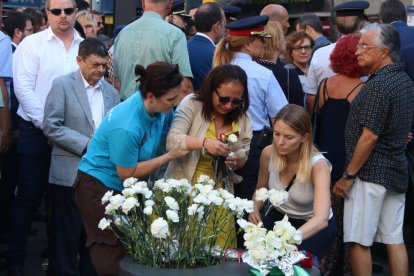 Una ofrena floral dos anys després dels atemptats a la Rambla de Barcelona de l'agost del 2017.