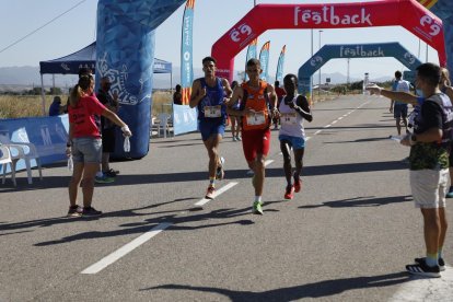 Tres atletas durante la Deucalión de Térmens, la primera carrera postconfinamiento en Ponent.