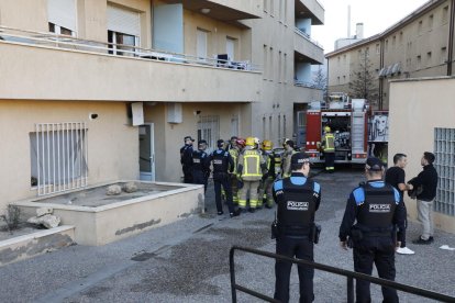 Bomberos y Guardia Urbana durante el servicio.